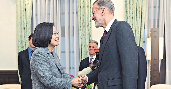 勝選翌日 蔡英文接見美日代表 台︰提升與美關係 外交部︰堅決反對台獨