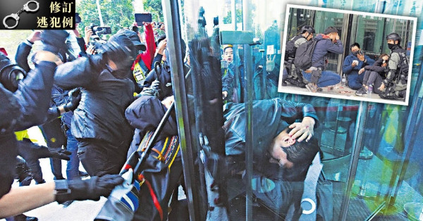 中環集會個半鐘腰斬 示威者圍毆2便衣 警催淚彈驅散