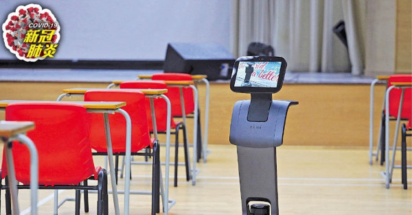 試場機械人識消毒 兼為考生打打氣