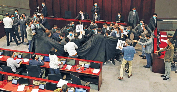 李慧琼連任內會主席 立會再爆衝突 民主派14人被逐