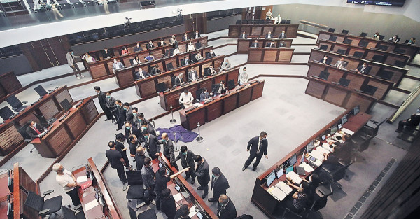 國歌法三讀通過下周刊憲 朱凱廸陳志全潑臭液 會議曾暫停