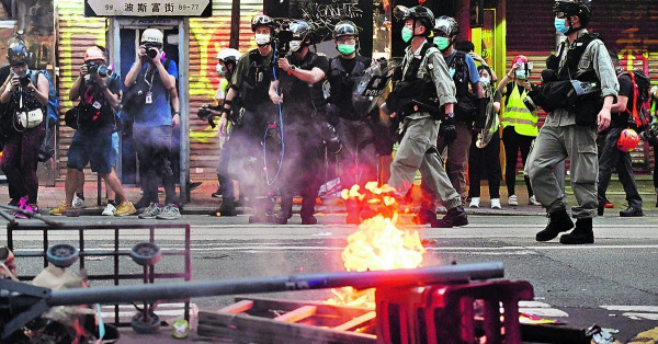 警反對七一照上街，堵路、襲警、縱火拘370人
