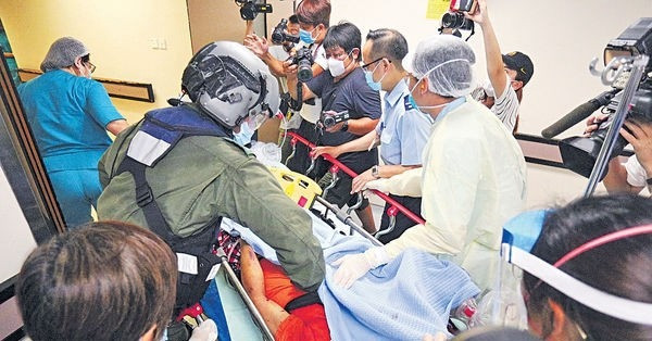 行黃龍石澗疑失足墮崖 男死女傷
