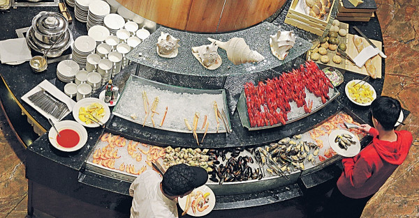 疫下平均減價20% 入座率受限 聖誕除夕自助餐爆滿假象