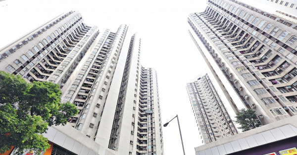 逾1.3萬戶港人移英 料賣樓套現1500億 代理：首4月放盤增30%