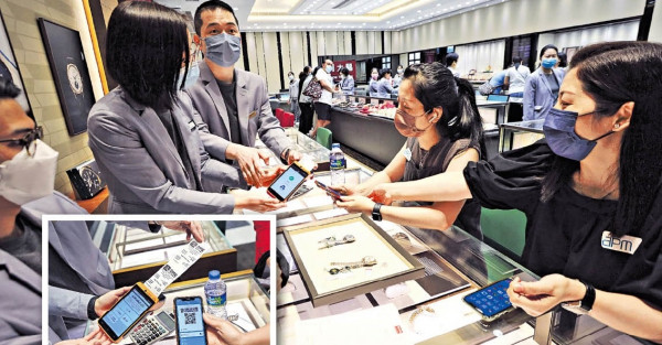 消費券到手多使凸 女士豪花11萬買錶 商場勁旺人流生意額升40%