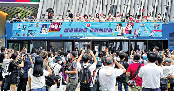 東奧港隊凱旋巡遊市民喝采 何詩蓓：夢想成真犧牲值得