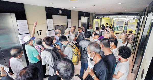 消費券無影 數百人逼爆旺角始創 50萬份申請未獲處理