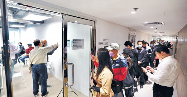 長者批熱綫不通 重辦繁複 消費券3服務中心排長龍