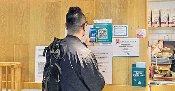 第5波累計逾103萬人確診 林鄭今公布抗疫檢討 袁國勇指全民強檢必有漏網