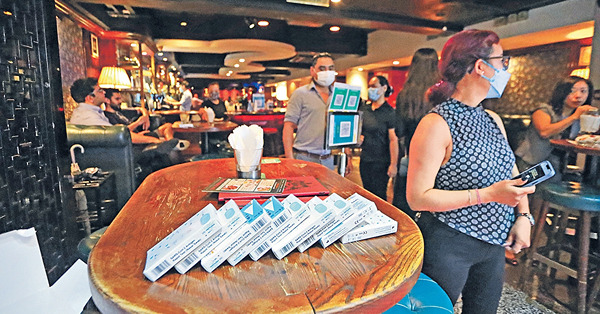 入酒吧昨起需快測陰性 顧客店外群聚「撩鼻」增風險