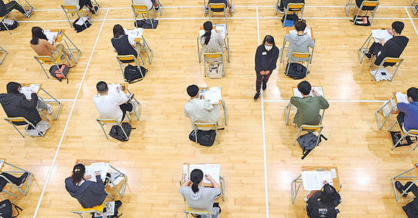 DSE誕8狀元 4人膺超級狀元 逾4成考生達大學門檻