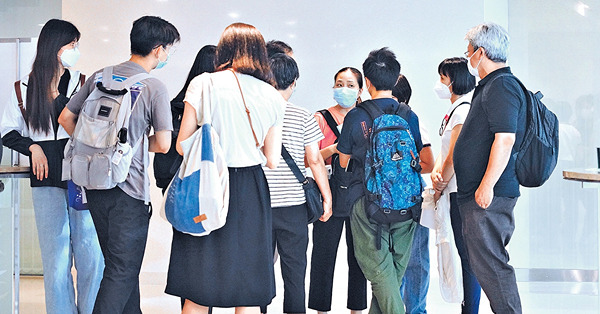 移民潮中學收生不足 奇招搶新來港生 免費坐校巴贈iPad