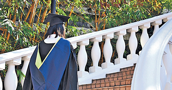 大學畢業生首份工期望人工$2.5萬 人力顧問：過分樂觀
