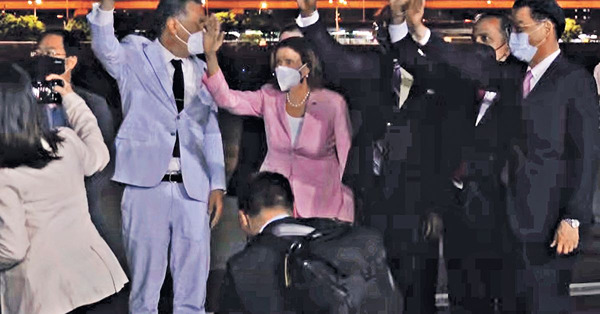 佩洛西抵台 京譴責提交涉抗議 解放軍圍台軍演