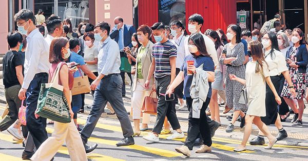 71%企業願半年內聘新人 畢業生冀月薪兩萬僱主願付萬六