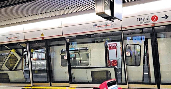 港鐵油麻地站 列車出軌撞甩門 專家︰倘早1分鐘恐釀大傷亡