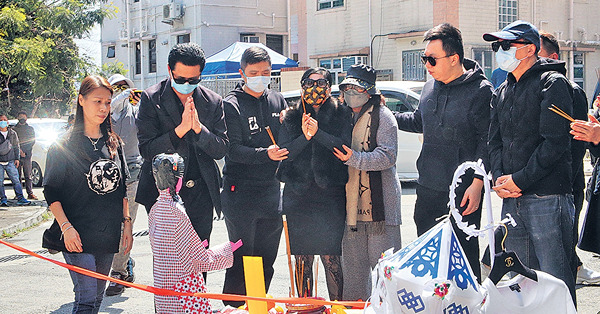 蔡天鳳父母夫家首露面認屍路祭 母嚎哭 夫哽咽︰感激遇到妳