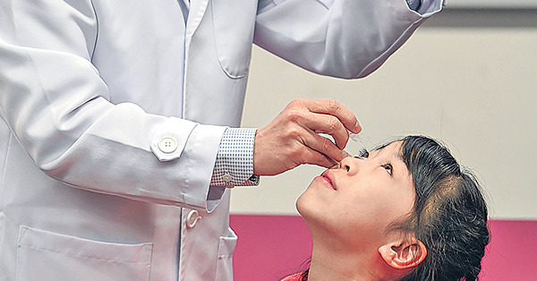 中大研究首證 低濃度阿托品眼藥水助學童防近視