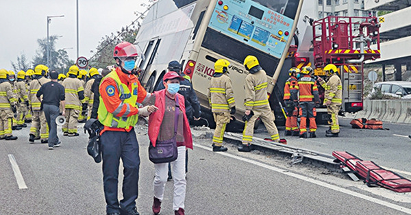 九巴剷壆傾側44人送院 拘車長涉危駕 消防救人拉索防翻車