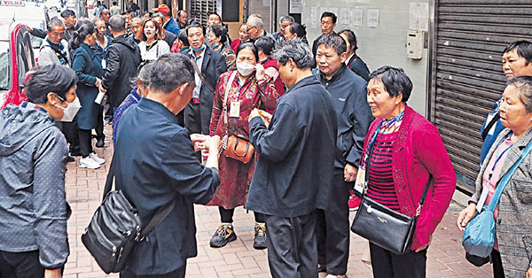 旅監局介入後 阻街亂象未解決 內地團用餐轉往「後門」聚集