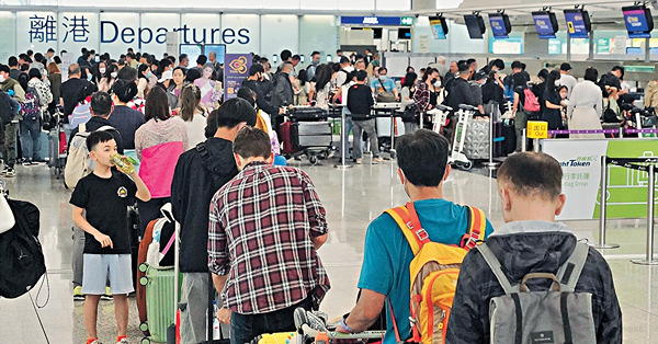長假首日掀28.7萬出境人潮逼爆口岸 機場登機現人龍 旅客：多人過聖誕節