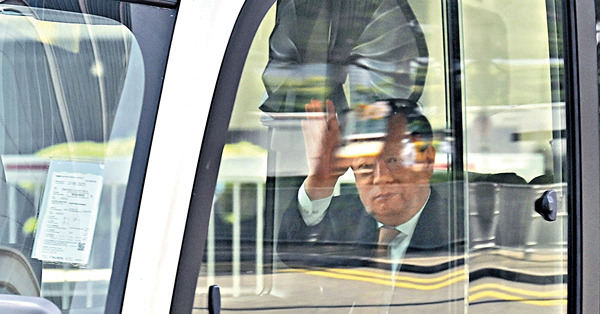 歷史性訪立會 要求團結支持施政 夏寶龍晤立會議員︰非反對就代表民主