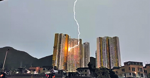 閃電「轉彎」劈屯門和田邨單位 疑毀窗台 專家：避雷針非百分百保障