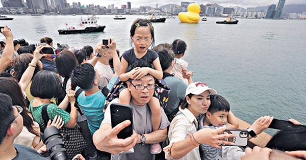 黃鴨最後維港出巡 萬人冒雨送別