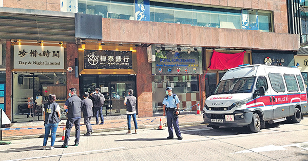 警紅磡尋獲賊車 追緝5匪 刀錘匪劫麼地道錶行 掠逾380萬元名錶