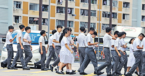 疫後首個開學日 家長學生同焦慮 求助增2成 網課少操卷 復常中六生添憂