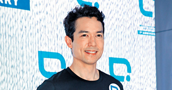 自爆一見鍾情 麥大力孖簡淑兒潛水拍拖