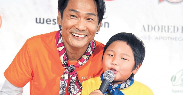 義助流浪狗 杜德偉父子合唱勁溫馨