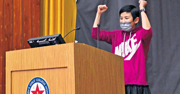 自爆會考「揸梯」 吳君如返母校勉勵師妹