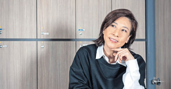 近乎素顏扮何廣沛阿媽 林漪娸樂做凍齡綠葉
