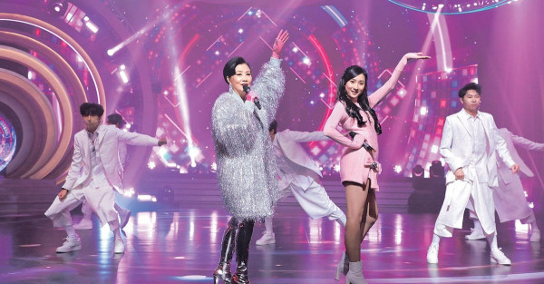 孖15歲鍾柔美同台 汪明荃曬腿合唱《迷人Pink Lady》