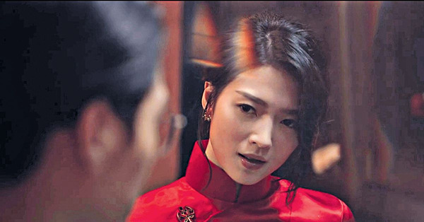 與胡鴻鈞外形合襯 連詩雅旗袍Look散發女神氣質