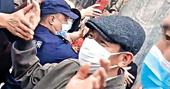 單立文凸腩為電影開工 劉德華鄉鎮出巡被村民圍攻