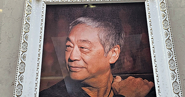 曾江喪禮於教堂低調舉行 遺孀前妻同場憂傷送別