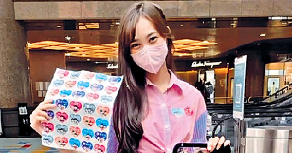 落區賣旗吸粉絲排隊 鍾柔美露腰曬腿派福利