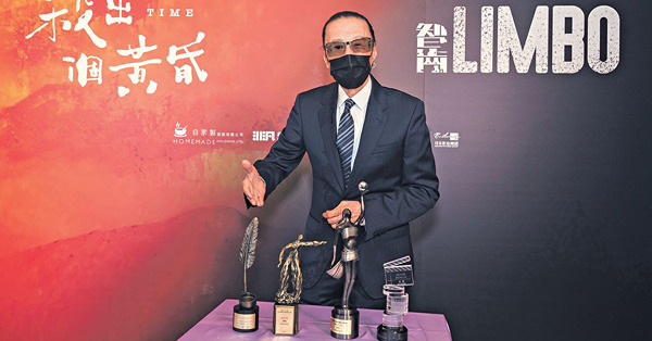 四料影帝風騷曬獎座 謝賢笑稱︰我係買獎