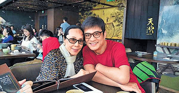 與家人飛泰國奔喪 黃栢文銘記亡母嘉玲教誨