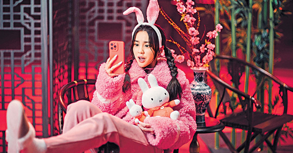 孖JNYBeatz合唱電音版《恭喜你》 姚焯菲化身粉紅兔少女逗利是