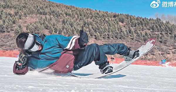 展示驚人腰力 謝霆鋒躺平式滑雪玩自拍