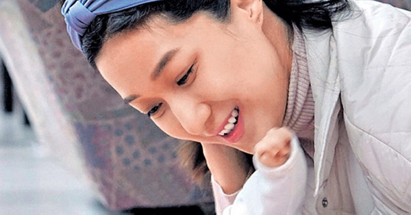 撇3子女赴美登台 鍾嘉欣產後低胸曬弗爆身材