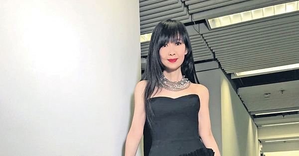 網上瘋傳離婚 周慧敏貼相曲線回應