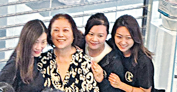 媽媽被粉絲包圍 姜濤︰奶奶謝謝大家的熱情