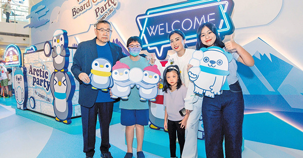 劉鑾雄全家支持兒子出桌遊 甘比感激周星馳加持