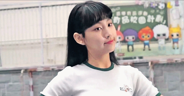早前獲頒「香港傑出少年獎」 炎明熹新歌MV演純情學生妹「做返自己」 Gigi賣萌吸百萬點擊
