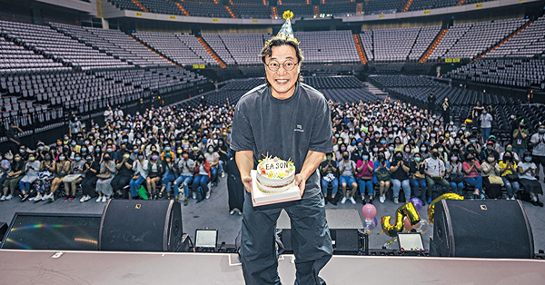 陳奕迅小巨蛋個唱 台灣歌迷連環送生日驚喜 Eason下跪回禮